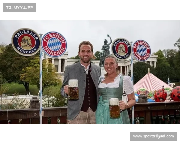 凯恩携妻亮相慕尼黑啤酒节 穿德国传统服饰融入当地文化